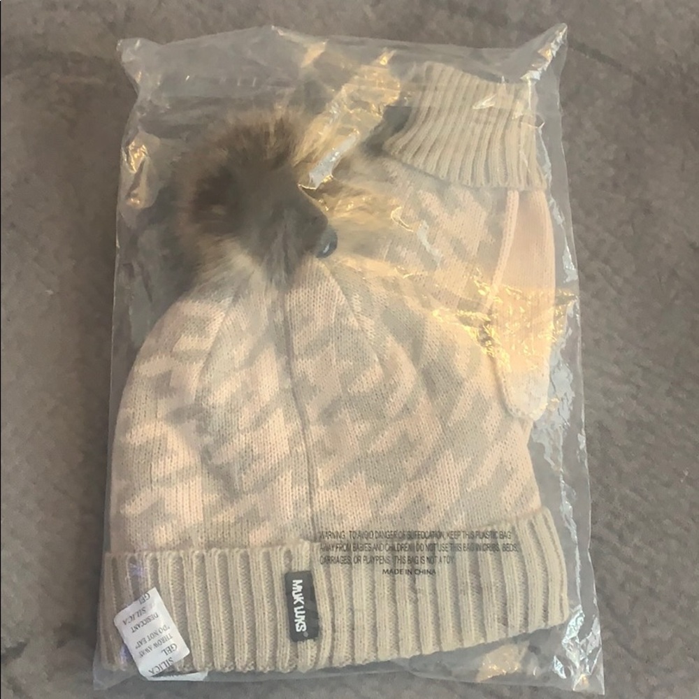 Muk Luks hat and glove set, NWTs!